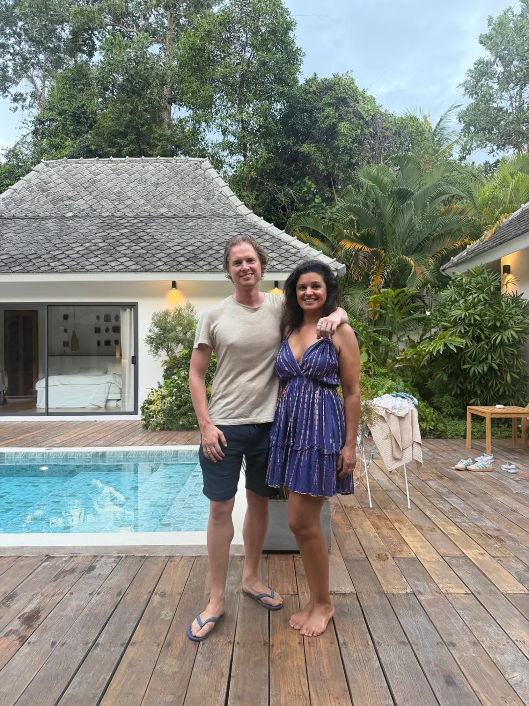 Wouter en Cher bij de villa op Koh Phangan